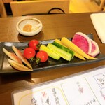 こだわり鮮魚と炭焼地鶏 炉 〜ひばち〜 - お通し。人数分の数が来ます。