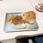 こだわり鮮魚と炭焼地鶏 炉 〜ひばち〜 - 焼きおにぎりの醤油と味噌