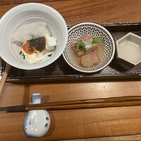 博多メシ 男厨 - お通し（甘酒、ベーコン、トマトと肉味噌のお豆腐）
