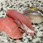 立喰寿司 佐渡弁慶 - 本まぐろ中トロ、天然ぶり、キビナゴ