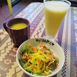 インド・ネパール料理　ロイヤルナンハウス - ランチセットのサラダ、スープ、ドリンク(ドリンクバーからマンゴーラッシー)