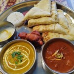 インド・ネパール料理　ロイヤルナンハウス - レディースセット(チーズナン変更＋250円)。シーフードカレー、ラムカレー、辛さ3。タンドリーチキン、しっとり柔らかで美味しかった♪