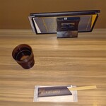 開楽 - カウンター席 お冷や、おしぼり、割り箸