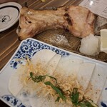 炉端とおでん 呼炉凪来 - やみつき大根は、ごま油とシソがいい感じでした。