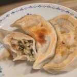 開楽 - ジャンボ餃子に酢,胡椒,醤油かけ 餃子の断面