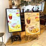 メロウ ブラウン コーヒー - マンゴー&パッションフルーツメニュー看板。