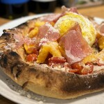 ピッツェリア トラットリア ダ オカピート - ホワイトバルサミコ酢で和えたミニトマトの酸味、和梨のソースと黄桃の甘味、生ハムの塩味、クリーミーなブッラータが見事に調和したスペシャルピッツァ