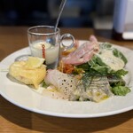 ピッツェリア トラットリア ダ オカピート - カルパッチョは秋刀魚 カツオ 天然真鯛 他はヤリイカのフリットや鶏のコンフィ等々