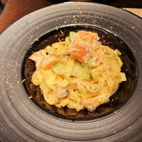TERRACE & DINING ZERO - 黒いプレートにレモンの皮の黄色が映える～！生タリアテッレを使ったシーフードと夏野菜のレモンクリームソース