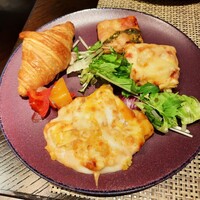 TERRACE & DINING ZERO - こんがりチーズのミートドリア、サッパリした夏野菜のピクルスにサラダ、カットピザも2種類