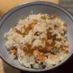 魚と酒 めから鱗 - 釜飯盛り付け