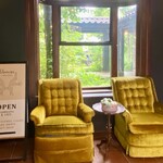 イレブンシス ティールームス - 案内板とソファ