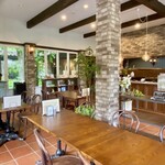 ELEVENSES TEA ROOMS - 中央に大テーブルもあります