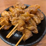 新時代 - 伝串    鶏の皮を揚げてます