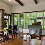 ELEVENSES TEA ROOMS - 3面窓の向こうに緑が見えます