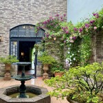 イレブンシス ティールームス - 中庭を挟んでショップがあります