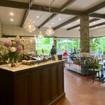 ELEVENSES TEA ROOMS - アリウムが活けてあるエントランス