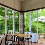 ELEVENSES TEA ROOMS - この2面にテラス席があります