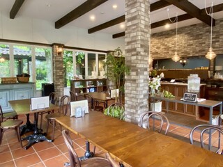 ELEVENSES TEA ROOMS - 中央に大テーブルもあります