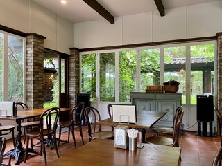 ELEVENSES TEA ROOMS - 3面窓の向こうに緑が見えます