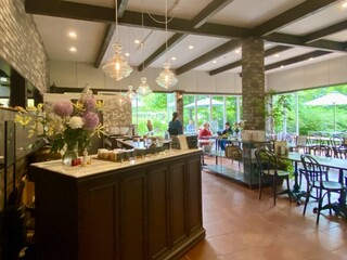 ELEVENSES TEA ROOMS - アリウムが活けてあるエントランス