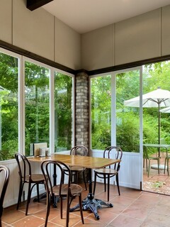 ELEVENSES TEA ROOMS - この2面にテラス席があります