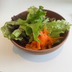 ディアンドディパートメント - サラダ   にんじんしりしりが美味しい  人参苦手だけど食べられました  ここのドレッシング美味しいんだよなぁ