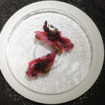 Élan - ランチコース 7865円 の勝浦のかつお 赤色の野菜 ビーツ アマランサス 赤しそ