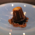 Élan - ランチコース 7865円 のビターチョコレート カヌレ・ド・ボルドー