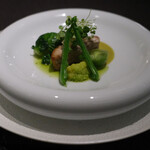 Élan - ランチコース 7865円 の北海道の羅臼のぶり 緑色の野菜 水晶文旦 マイクロクレソン