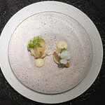 Élan - ランチコース 7865円 の北海道のホタテ 白色の野菜 新生姜 柚子 ホワイトセロリ