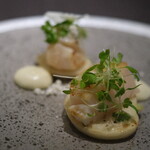 Élan - ランチコース 7865円 の北海道のホタテ 白色の野菜 新生姜 柚子 ホワイトセロリ