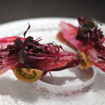 Élan - ランチコース 7865円 の勝浦のかつお 赤色の野菜 ビーツ アマランサス 赤しそ