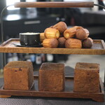 Élan - ランチコース 7865円 のブリオッシュ、きな粉のフランスパン、食パン