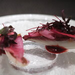 Élan - ランチコース 7865円 の勝浦のかつお 赤色の野菜 ビーツ アマランサス 赤しそ