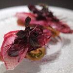 Élan - ランチコース 7865円 の勝浦のかつお 赤色の野菜 ビーツ アマランサス 赤しそ
