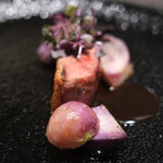 Élan - ランチコース 7865円 の青森のバルバリーの鴨 紫色の野菜 シャドークイーン 紫カイワレ