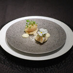 Élan - ランチコース 7865円 の北海道のホタテ 白色の野菜 新生姜 柚子 ホワイトセロリ