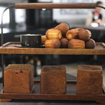 Élan - ランチコース 7865円 のブリオッシュ、きな粉のフランスパン、食パン