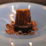 Élan - ランチコース 7865円 のビターチョコレート カヌレ・ド・ボルドー