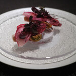 Élan - ランチコース 7865円 の勝浦のかつお 赤色の野菜 ビーツ アマランサス 赤しそ
