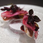 Élan - ランチコース 7865円 の勝浦のかつお 赤色の野菜 ビーツ アマランサス 赤しそ