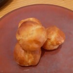 L'Harmonie - チーズを練り込んだお菓子みたいなのが最初に提供。シェフが前におられた琵琶湖岸にあった店で食べたのとまったく同じ！