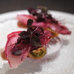 Élan - ランチコース 7865円 の勝浦のかつお 赤色の野菜 ビーツ アマランサス 赤しそ
