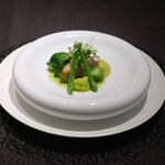 Élan - ランチコース 7865円 の北海道の羅臼のぶり 緑色の野菜 水晶文旦 マイクロクレソン