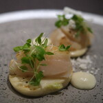 Élan - ランチコース 7865円 の北海道のホタテ 白色の野菜 新生姜 柚子 ホワイトセロリ