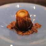 Élan - ランチコース 7865円 のビターチョコレート カヌレ・ド・ボルドー