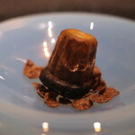Élan - ランチコース 7865円 のビターチョコレート カヌレ・ド・ボルドー