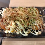 ななたこ - たこ焼き6個の甘口ソースにチーズをトッピング
