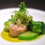 ランチコース 7865円 の北海道の羅臼のぶり 緑色の野菜 水晶文旦 マイクロクレソン